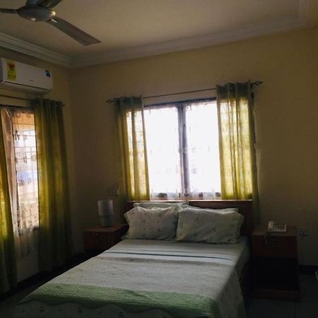 Room In Bb - Single Room With Balcony Accra Exterior photo