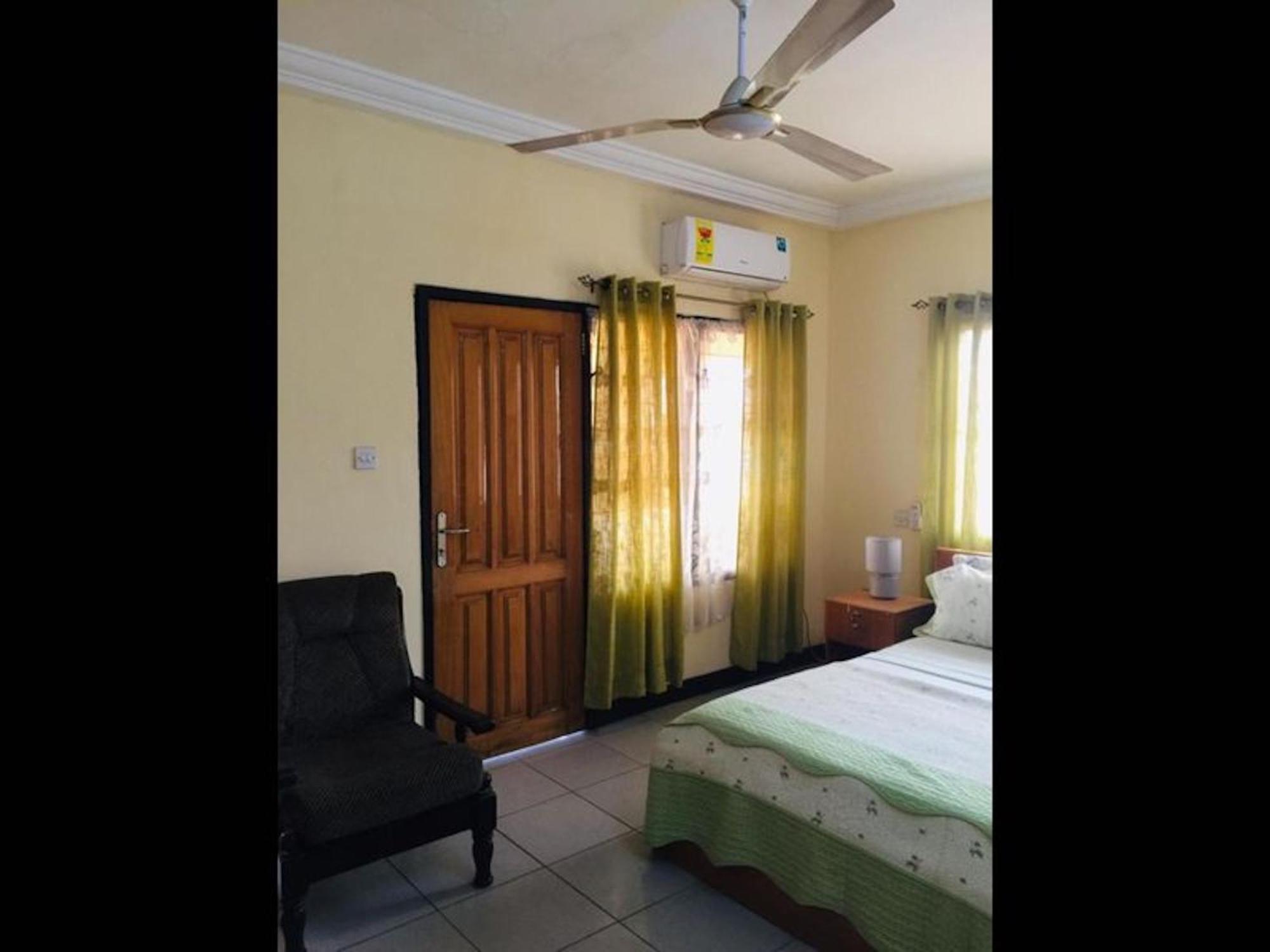 Room In Bb - Single Room With Balcony Accra Exterior photo