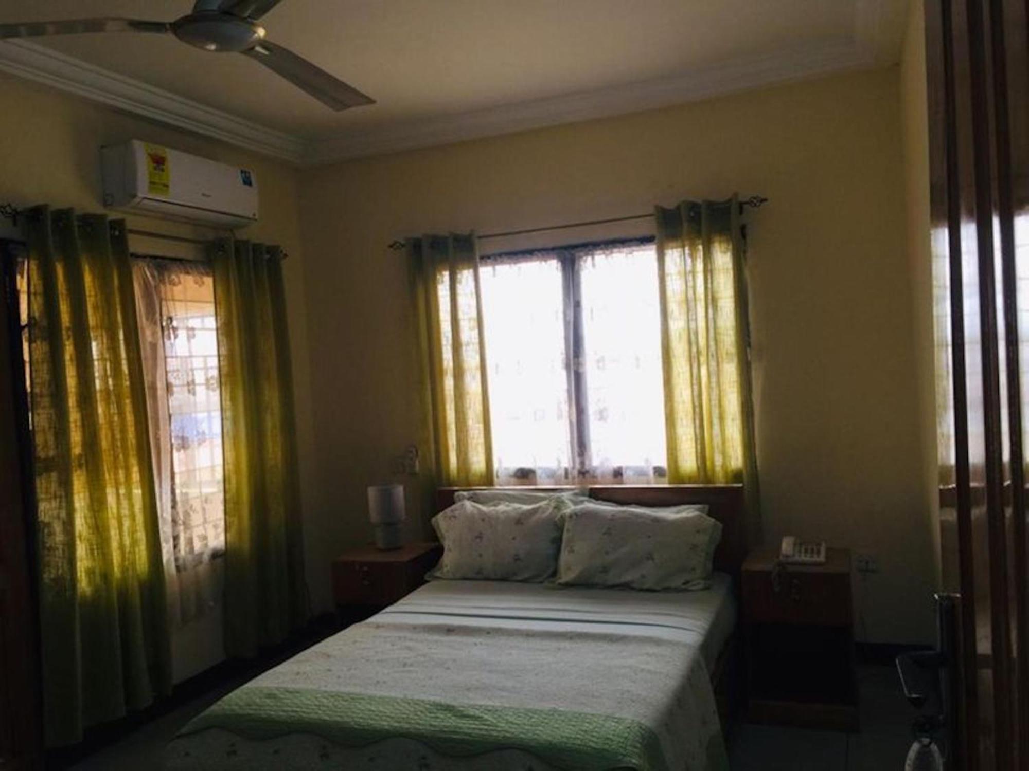 Room In Bb - Single Room With Balcony Accra Exterior photo