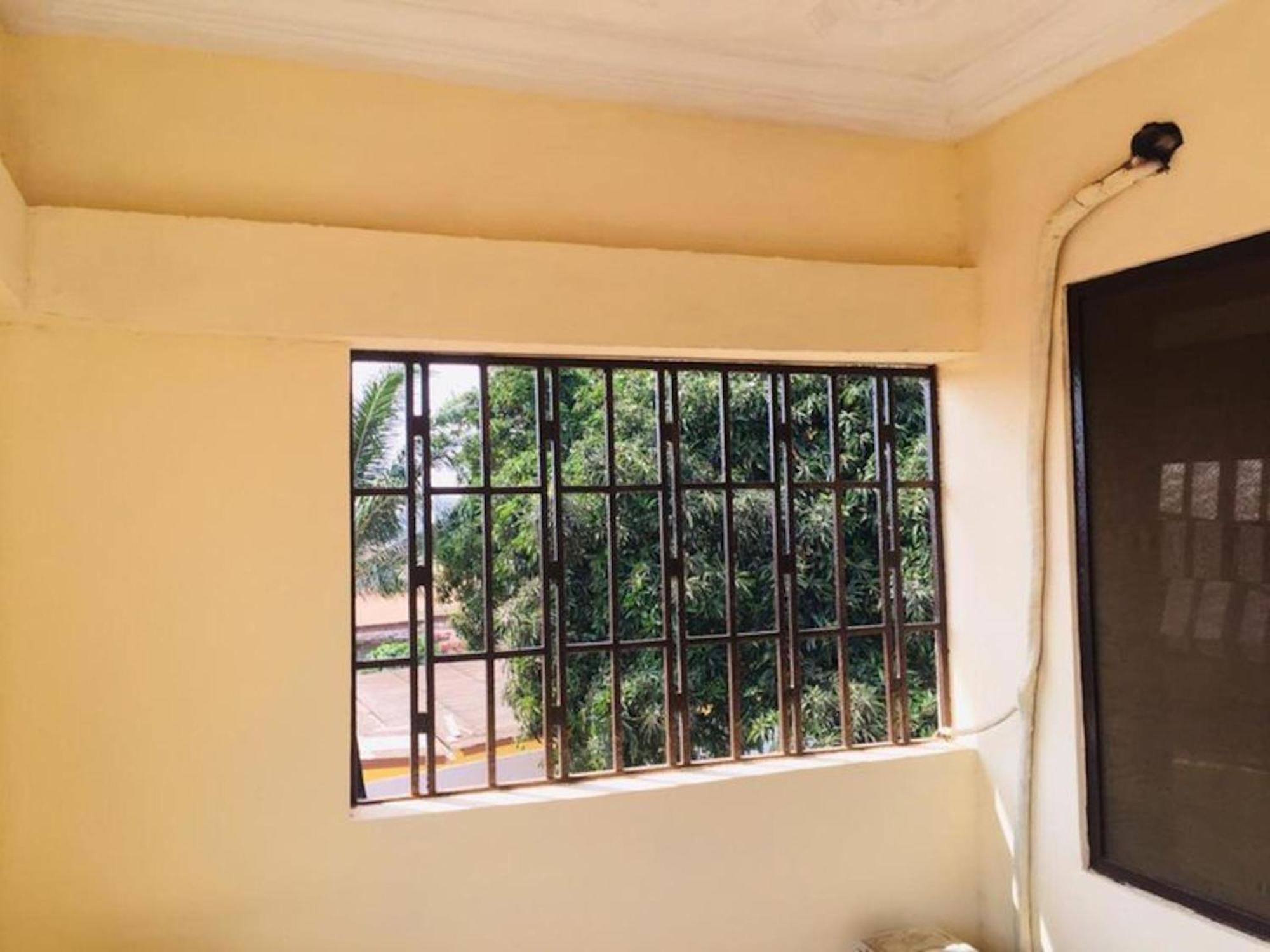 Room In Bb - Single Room With Balcony Accra Exterior photo