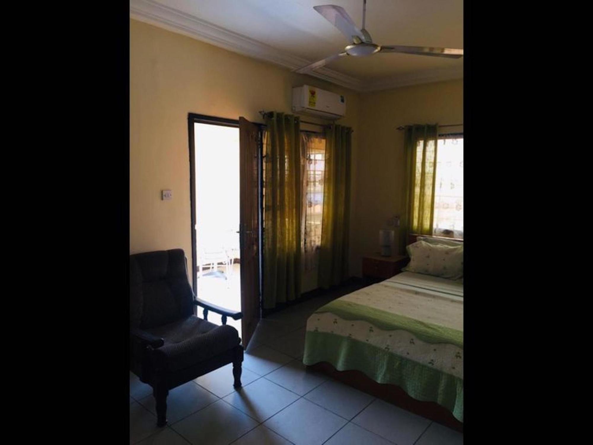 Room In Bb - Single Room With Balcony Accra Exterior photo