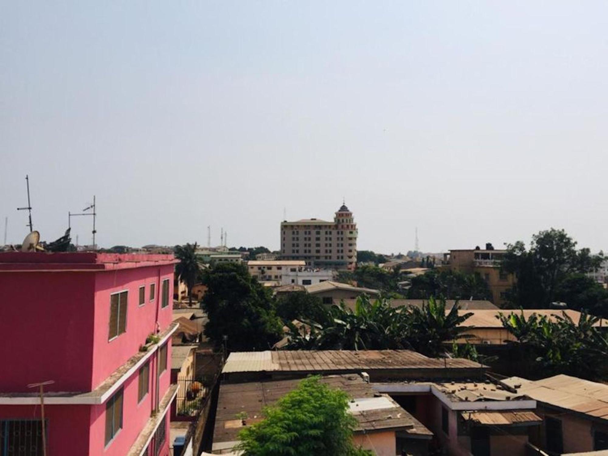 Room In Bb - Single Room With Balcony Accra Exterior photo