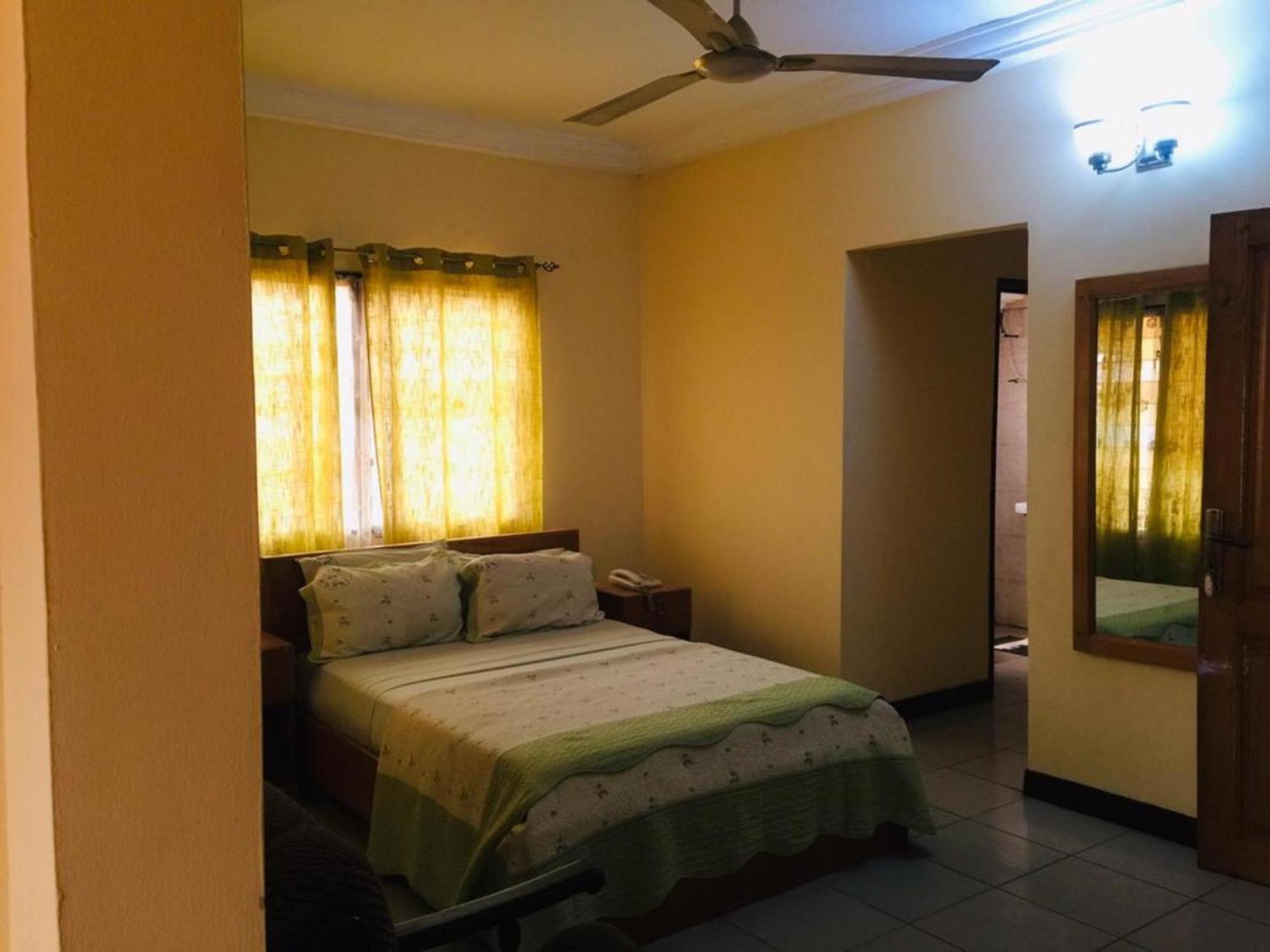 Room In Bb - Single Room With Balcony Accra Exterior photo